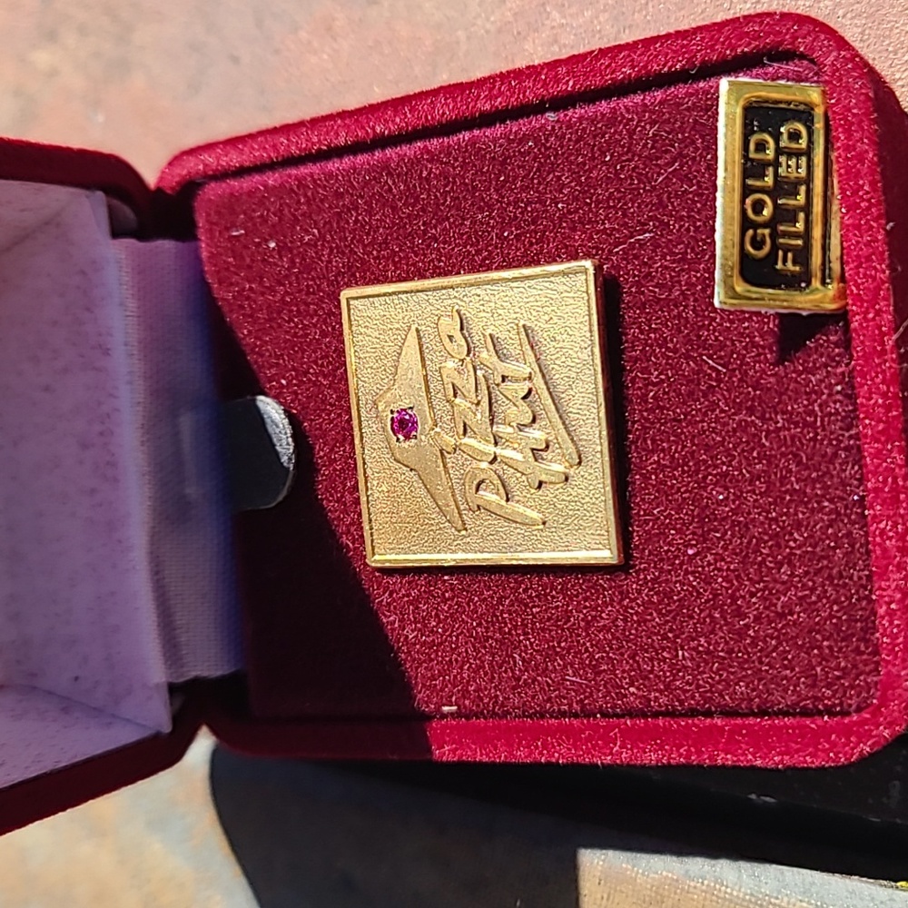 Pizza Hut VINTAGE 90S Y2K gold filled Award Lapel Pin 2000's